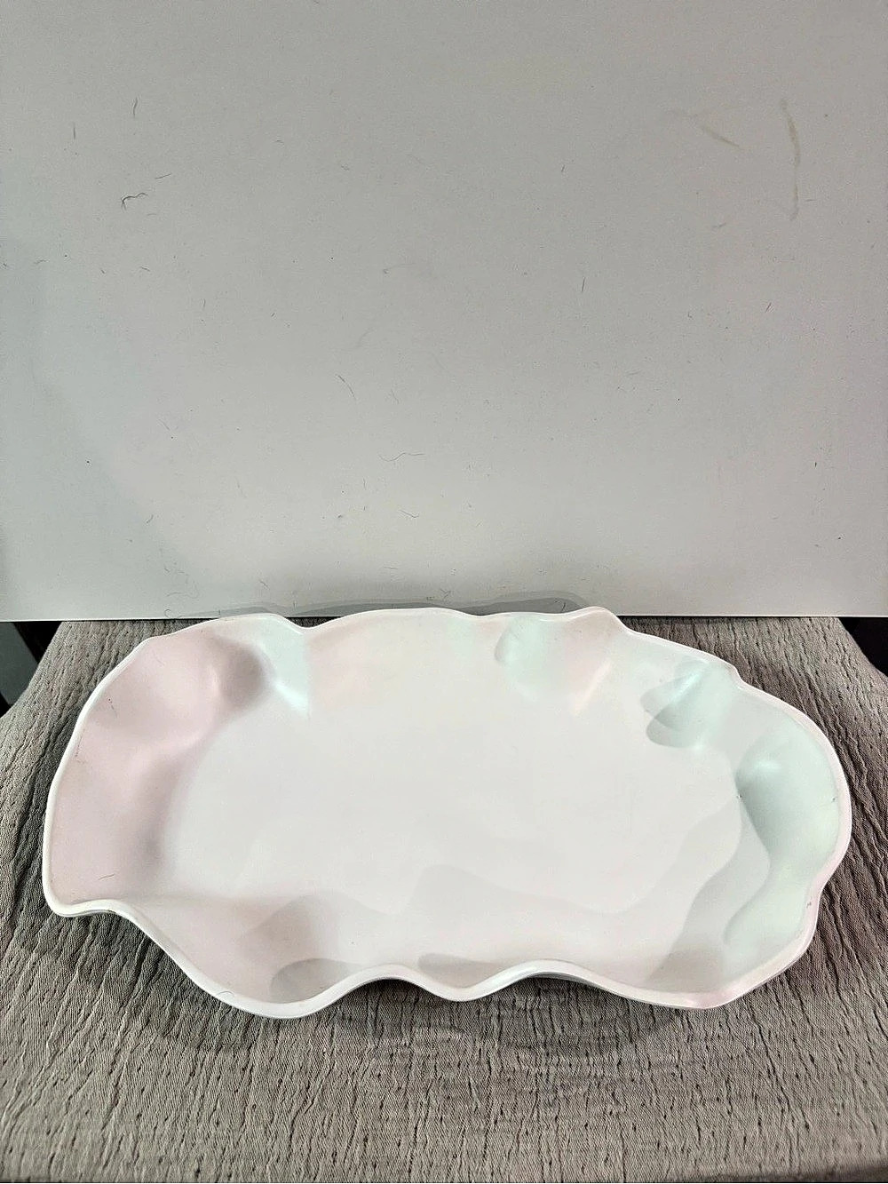 Beatriz Ball VIDA Nube Large Melamine Scalloped Edge Platter in White